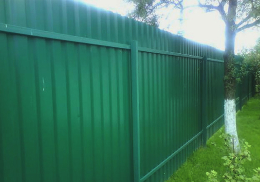Забор зеленого цвета